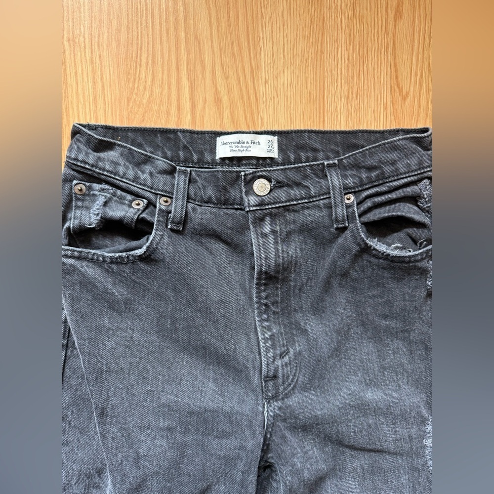 Abercrombie & Fitch The '90s Straight Ultra High Rise Black Distressed Jeans - Picture 4 of 7
